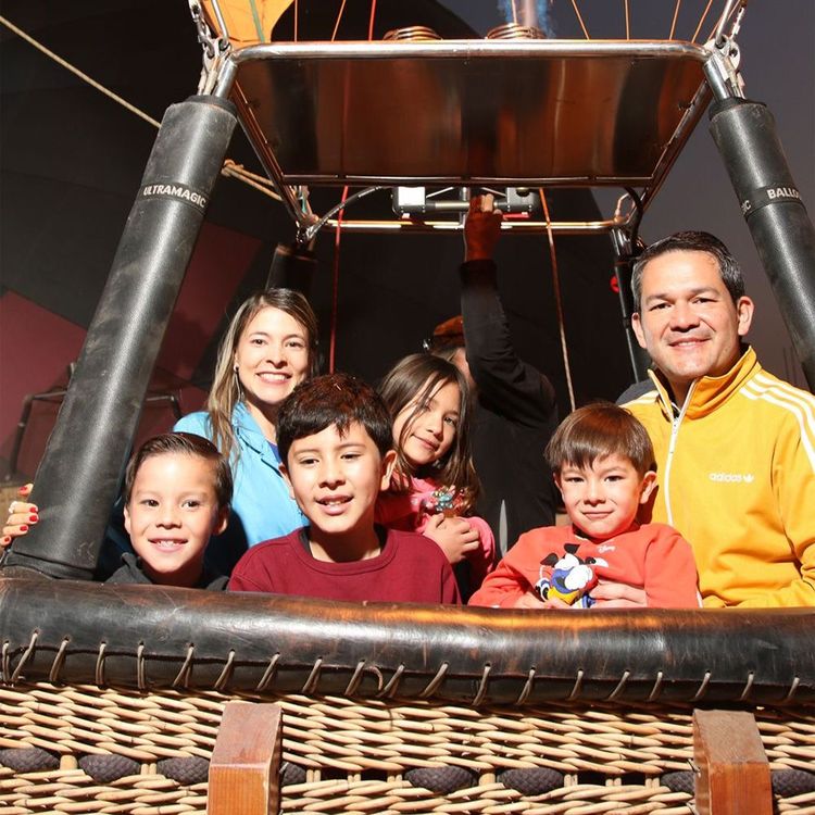 A hot air balloon with multiple peoples in it